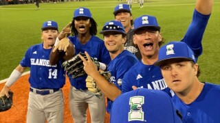 Islanders celebrate 4-1 Texas victory with selfie