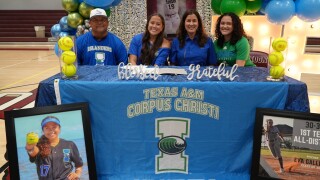 Eva Gallegos signs with Islanders softball